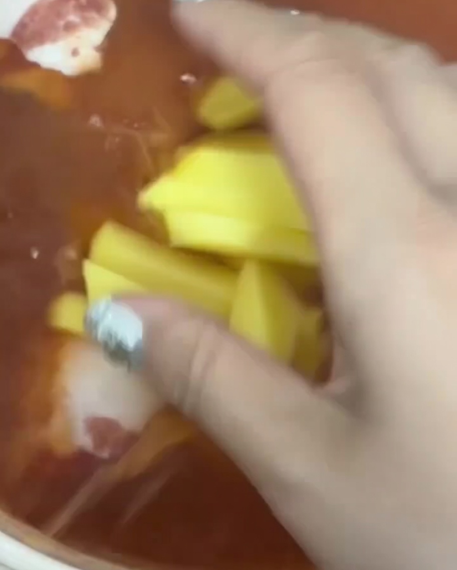 Strisce di patate fresche aggiunte al brodo bollente.