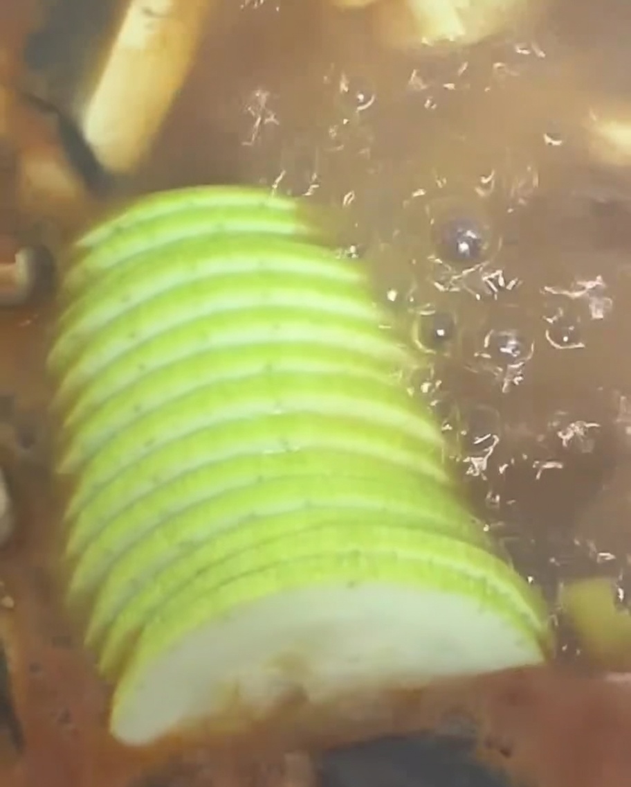 Fette di zucchina verde aggiunte allo stufato.