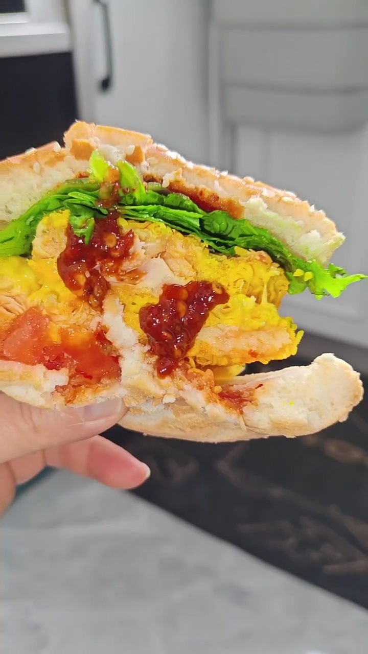 Burger di filetti di pollo croccanti in friggitrice ad aria