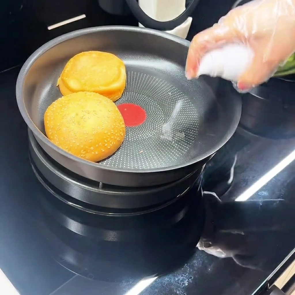 Un uovo che frigge in una padella antiaderente nera.