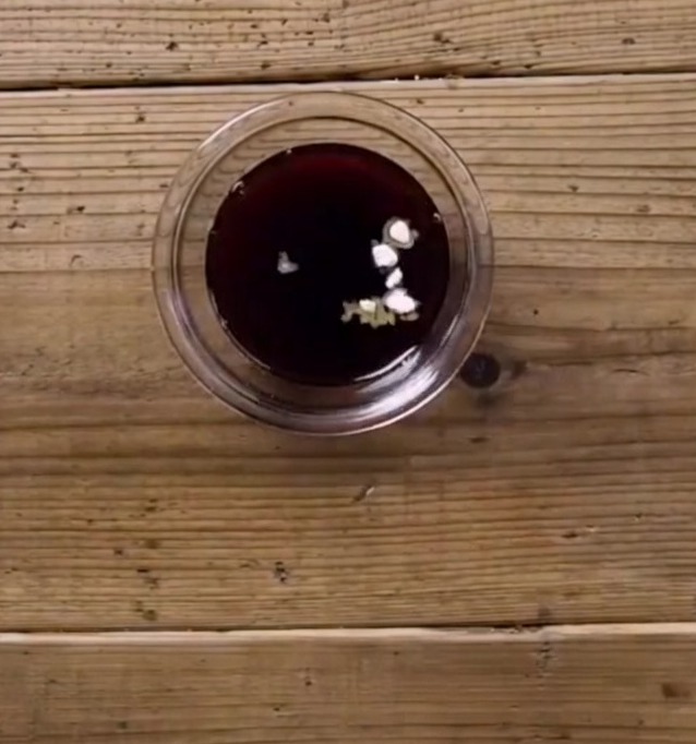 Salsa teriyaki scura con granelli di fecola e zucchero in una piccola ciotola.