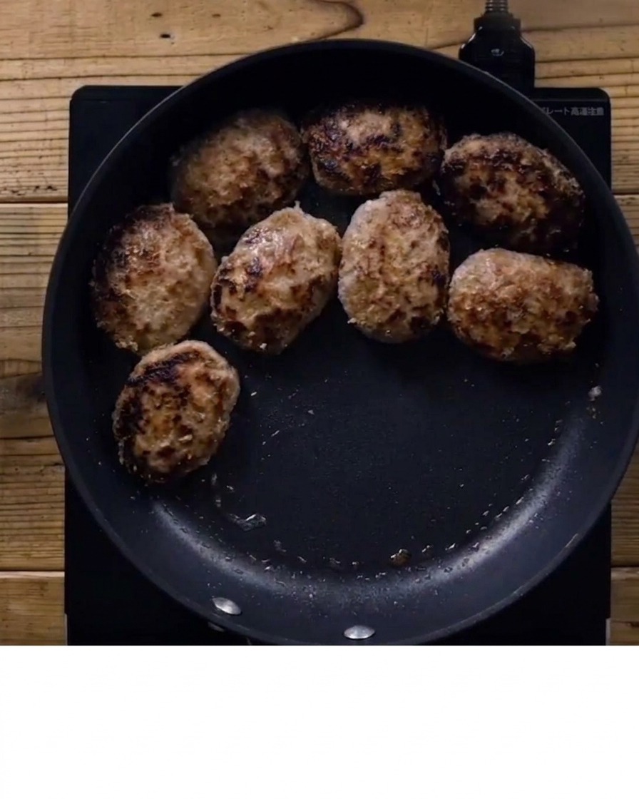 Salsa teriyaki versata sopra le polpette rosolate in padella.