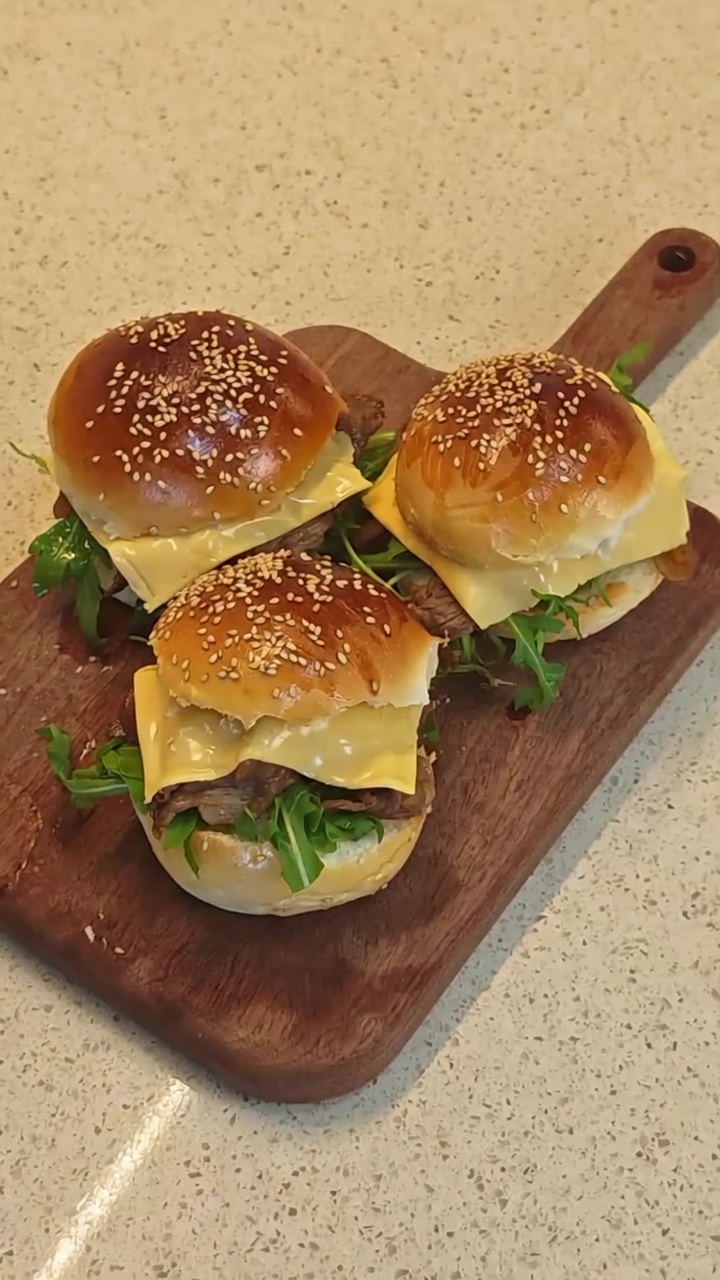 Hamburger di Manzo Teriyaki Fatti in Casa con Rucola Fresca