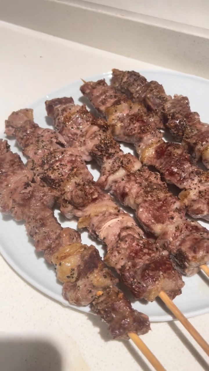 Spiedini di punte di costata di manzo al forno