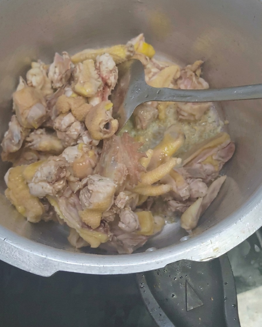 Fette di galanga mescolate insieme al composto di pollo.