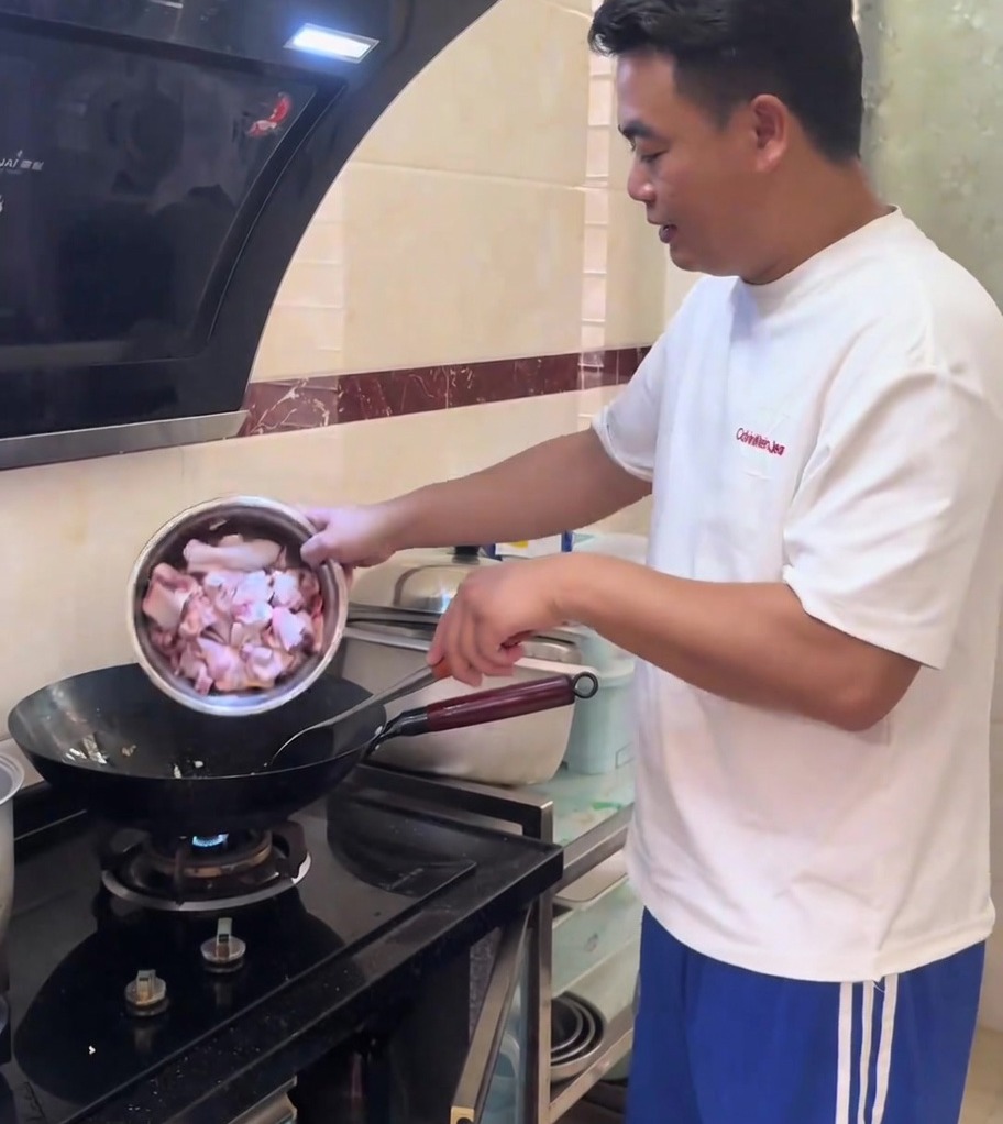 Pezzi di pollo saltati in padella con zenzero tritato in un wok caldo e lucido.