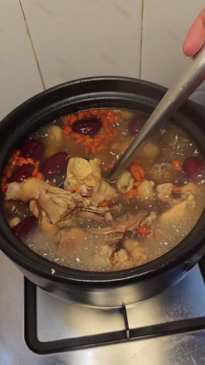 Zuppa di pollo alle erbe medicinali
