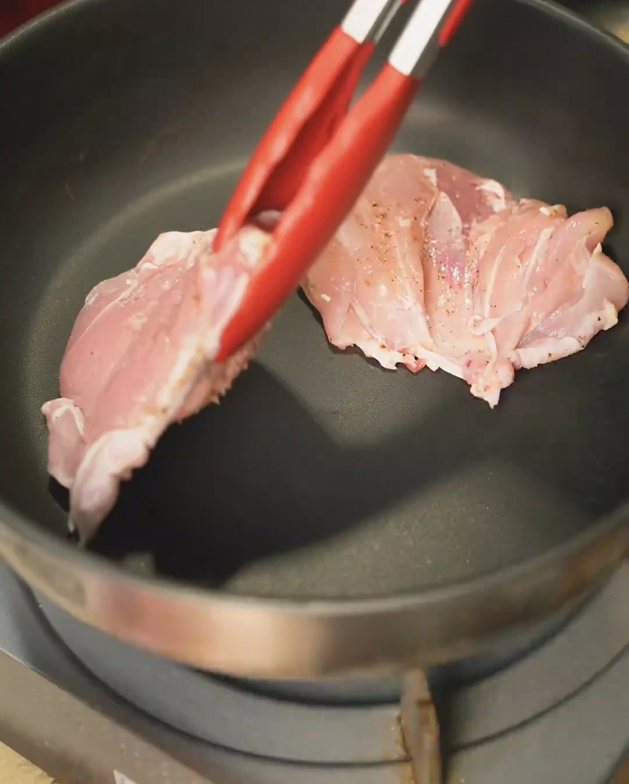 Sovracosce di pollo rosolate in padella, con la pelle rivolta verso il basso, per ottenere una crosticina dorata.