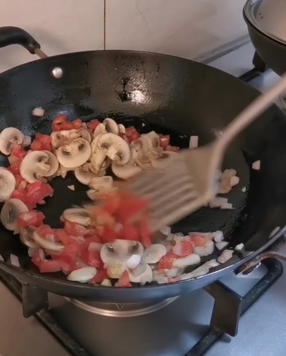 Mescolare le penne cotte e le striscioline di carne in un wok con le verdure saltate.