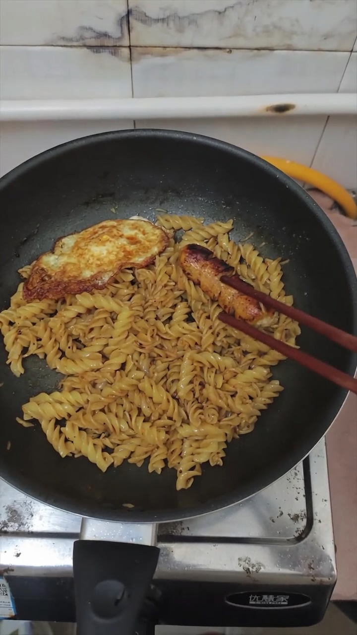 Fusilli al Pepe Nero con Salsiccia e Uovo Fritto