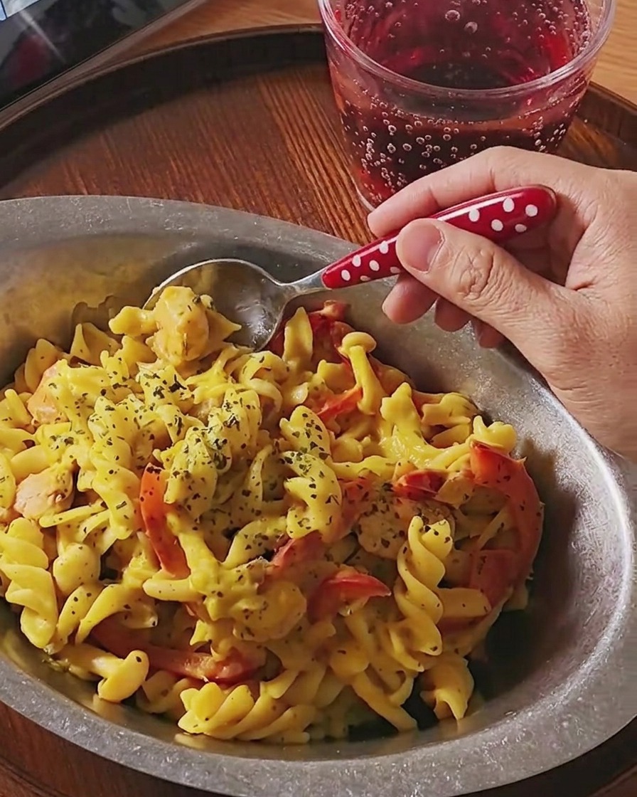 Fusilli in cottura allinterno di una pentola con acqua bollente.