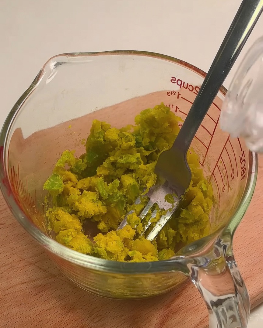 Latte aggiunto alla purea di zucca per creare un condimento cremoso.