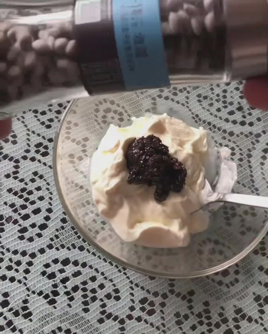 Pepe nero macinato fresco aggiunto al composto di panna acida e tartufo.