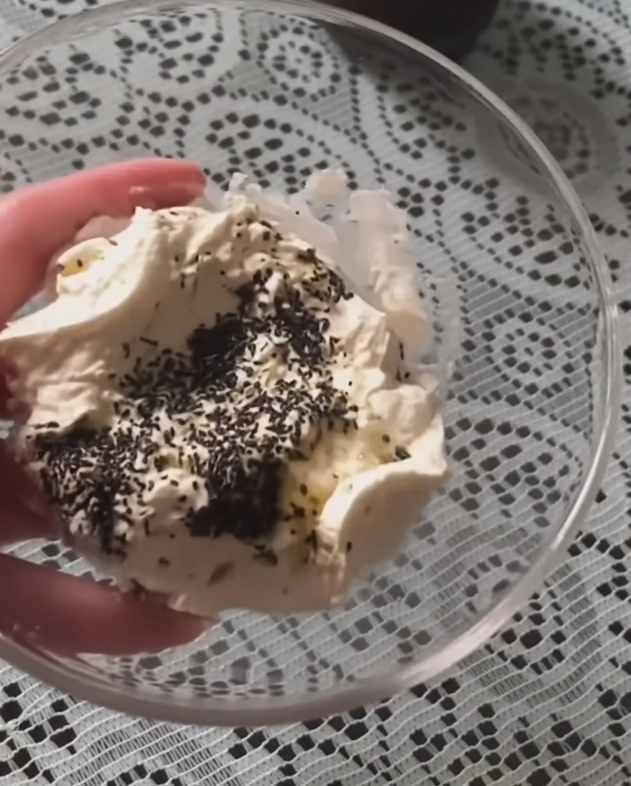 Il composto di panna acida e salsa al tartufo mescolato fino a diventare liscio.
