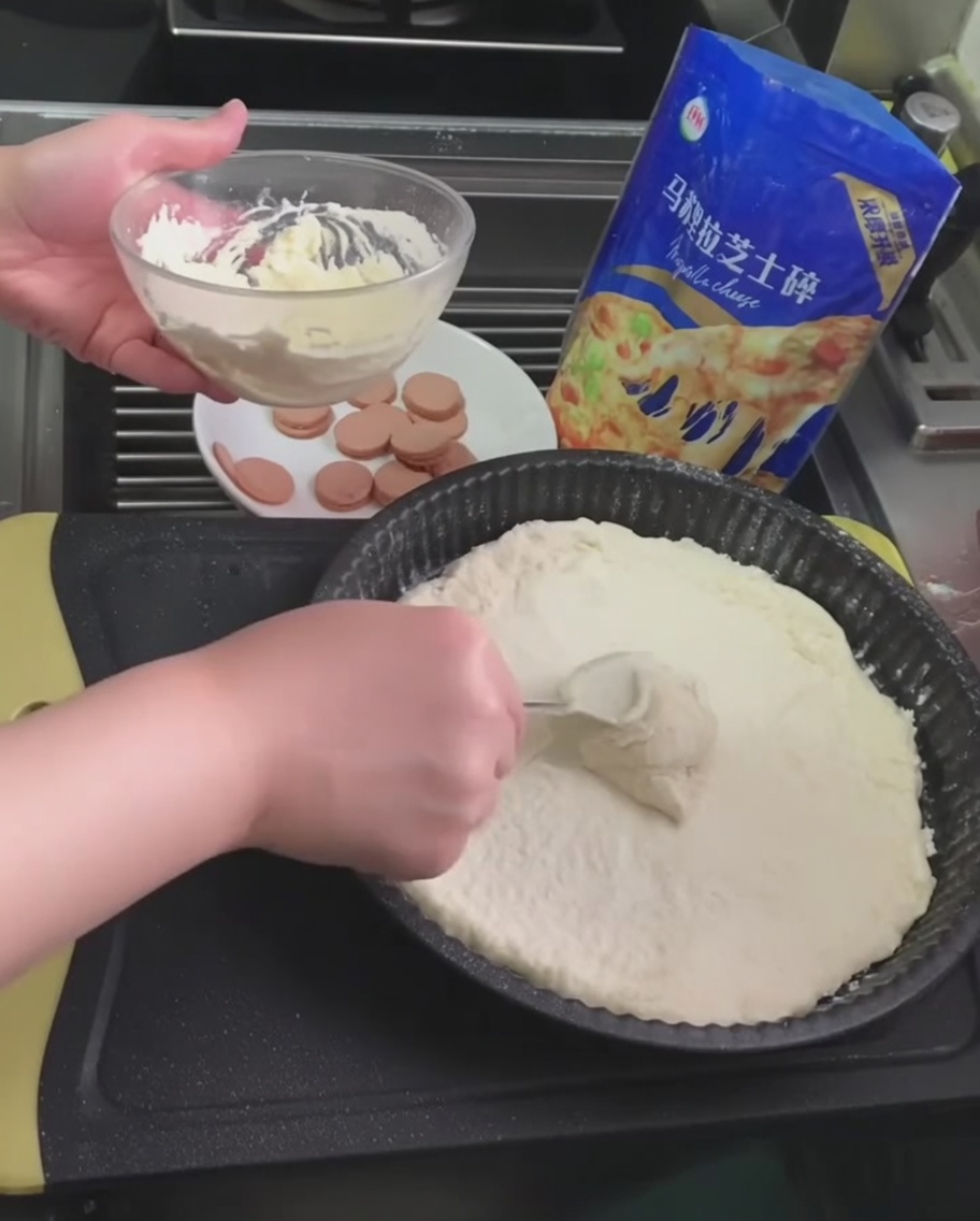 Salsa bianca al tartufo spalmata sulla base della pizza con un cucchiaio.