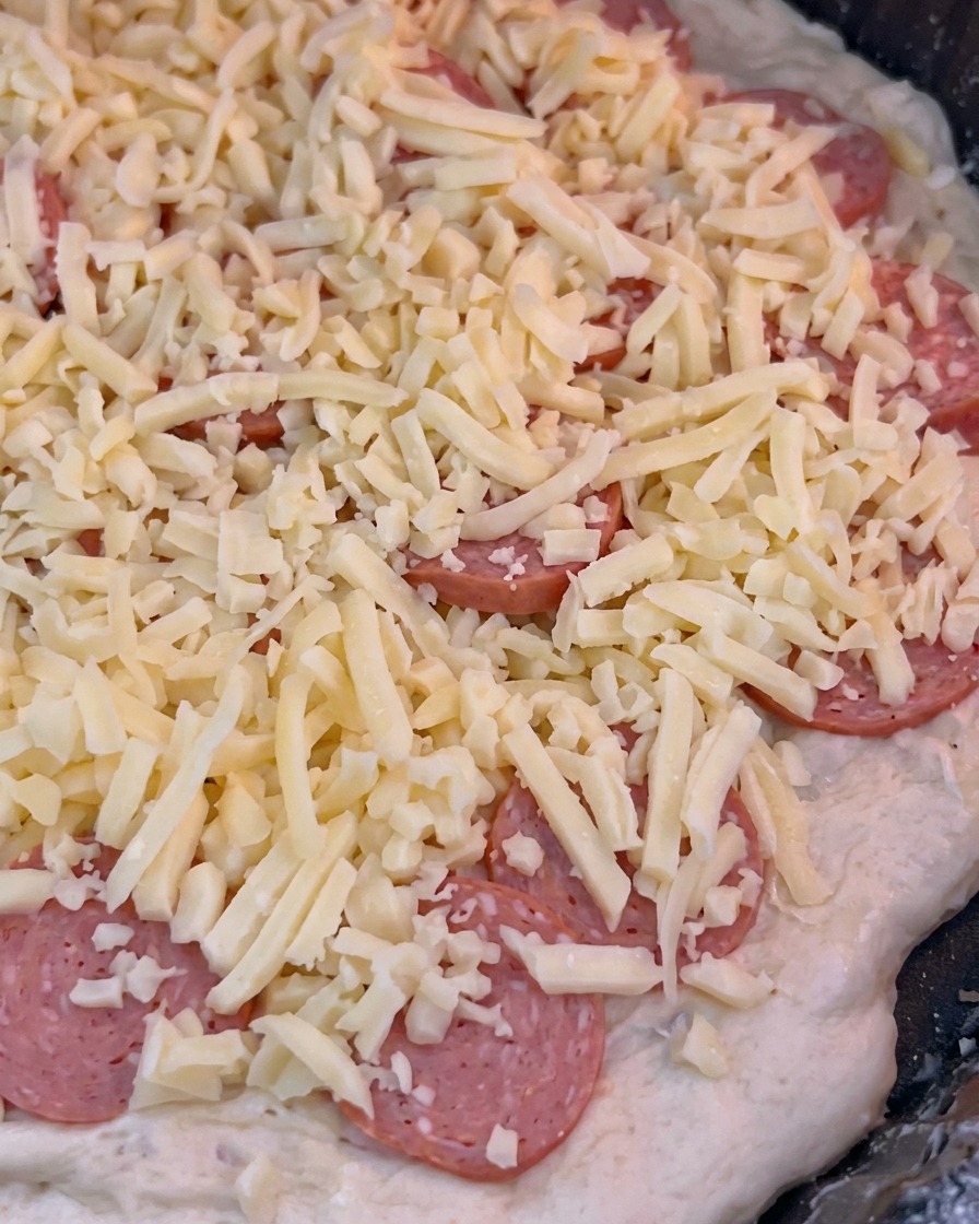La pizza che viene infornata per la cottura di 10 minuti.