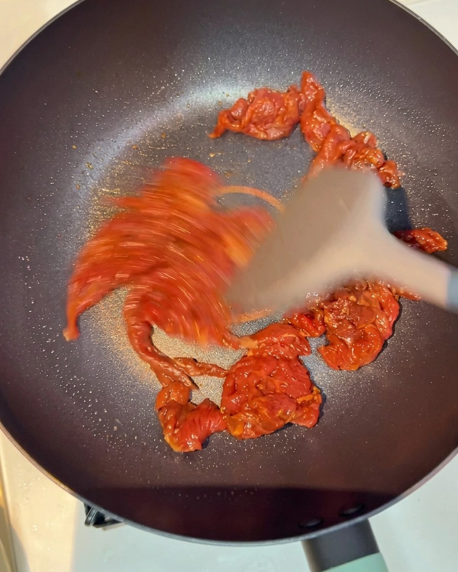 Pezzi di manzo saltati in padella fino a doratura.