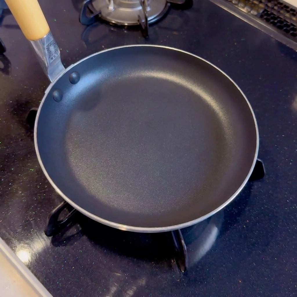Primo piano degli ingredienti mescolati in padella, che iniziano a scaldarsi sul fornello.
