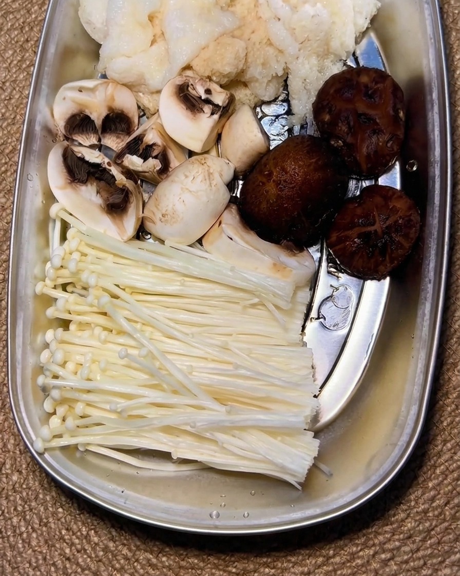 Cosce di pollo che rosolano in una pentola calda con olio.