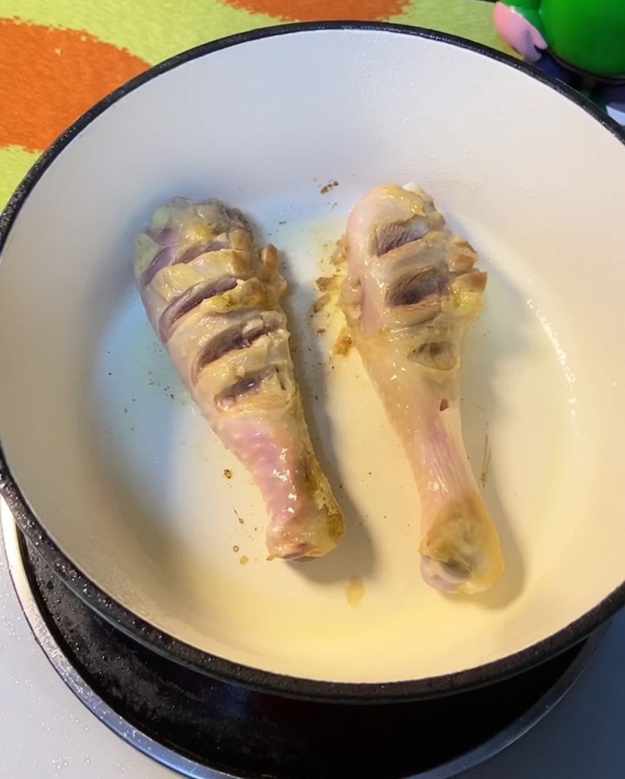 Cosce di pollo dorate nella pentola.