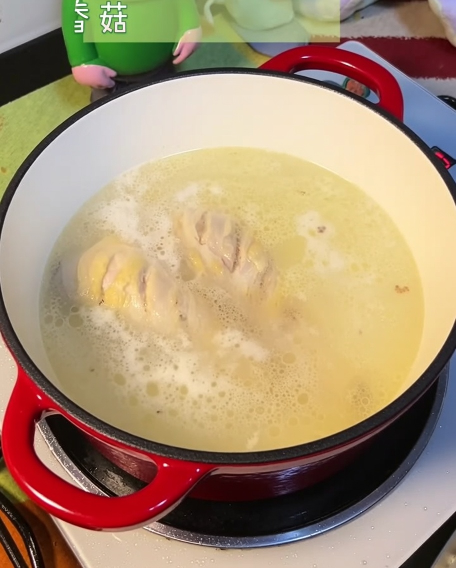 Funghi secchi ammollati aggiunti al brodo di pollo.