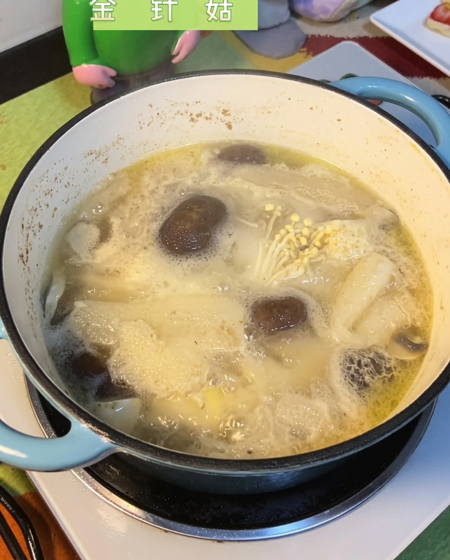 Funghi enoki immersi nel brodo di pollo e funghi.