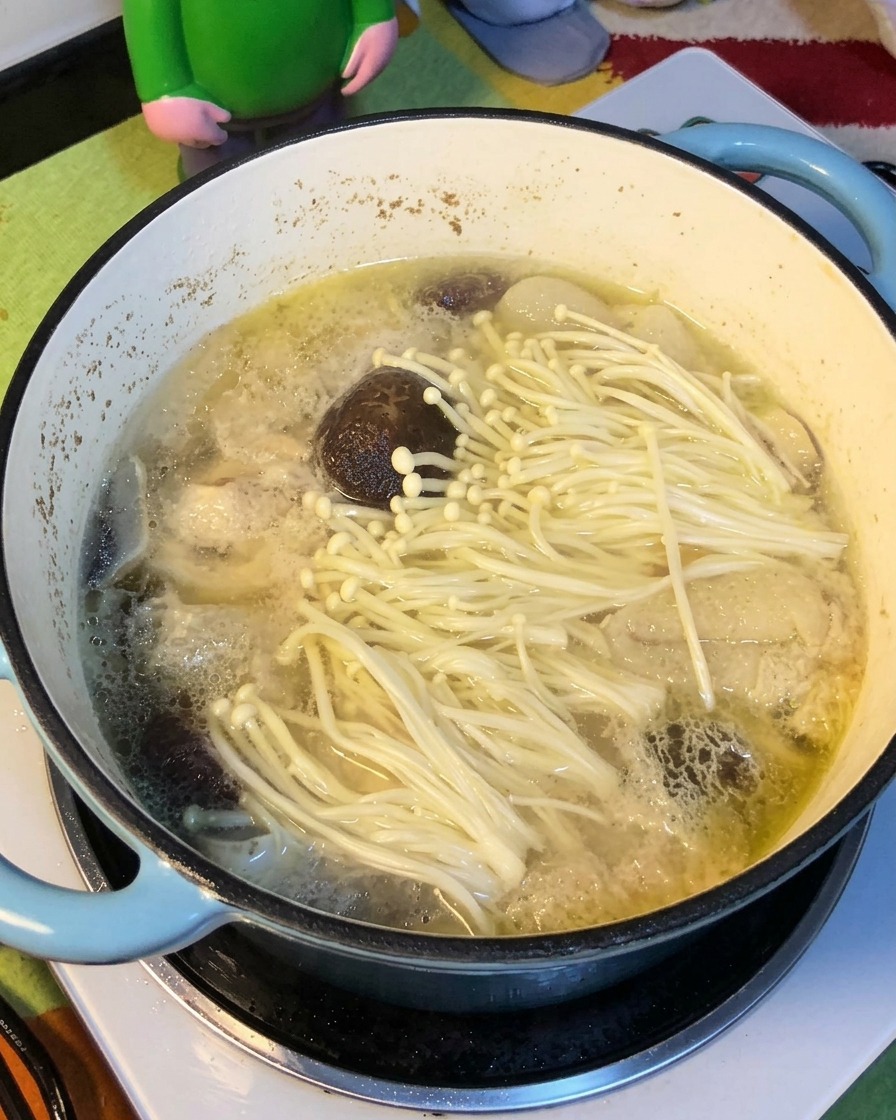 Noodles gialli che si ammorbidiscono nella zuppa.