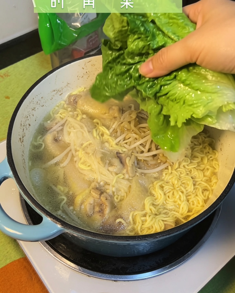 Foglie di bok choy fresco aggiunte alla zuppa.