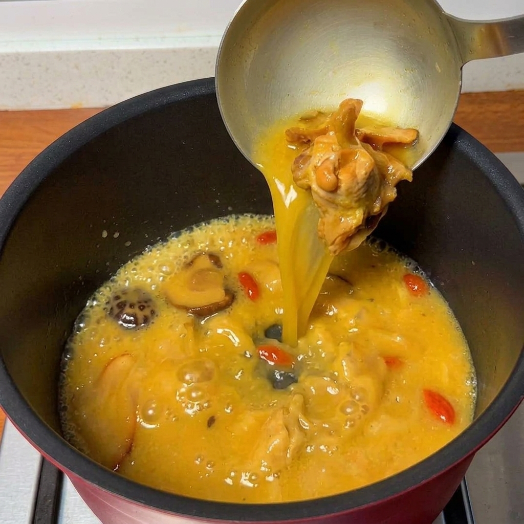 Zuppa di pollo saporita che bolle in un tegame, pronta per i noodles.
