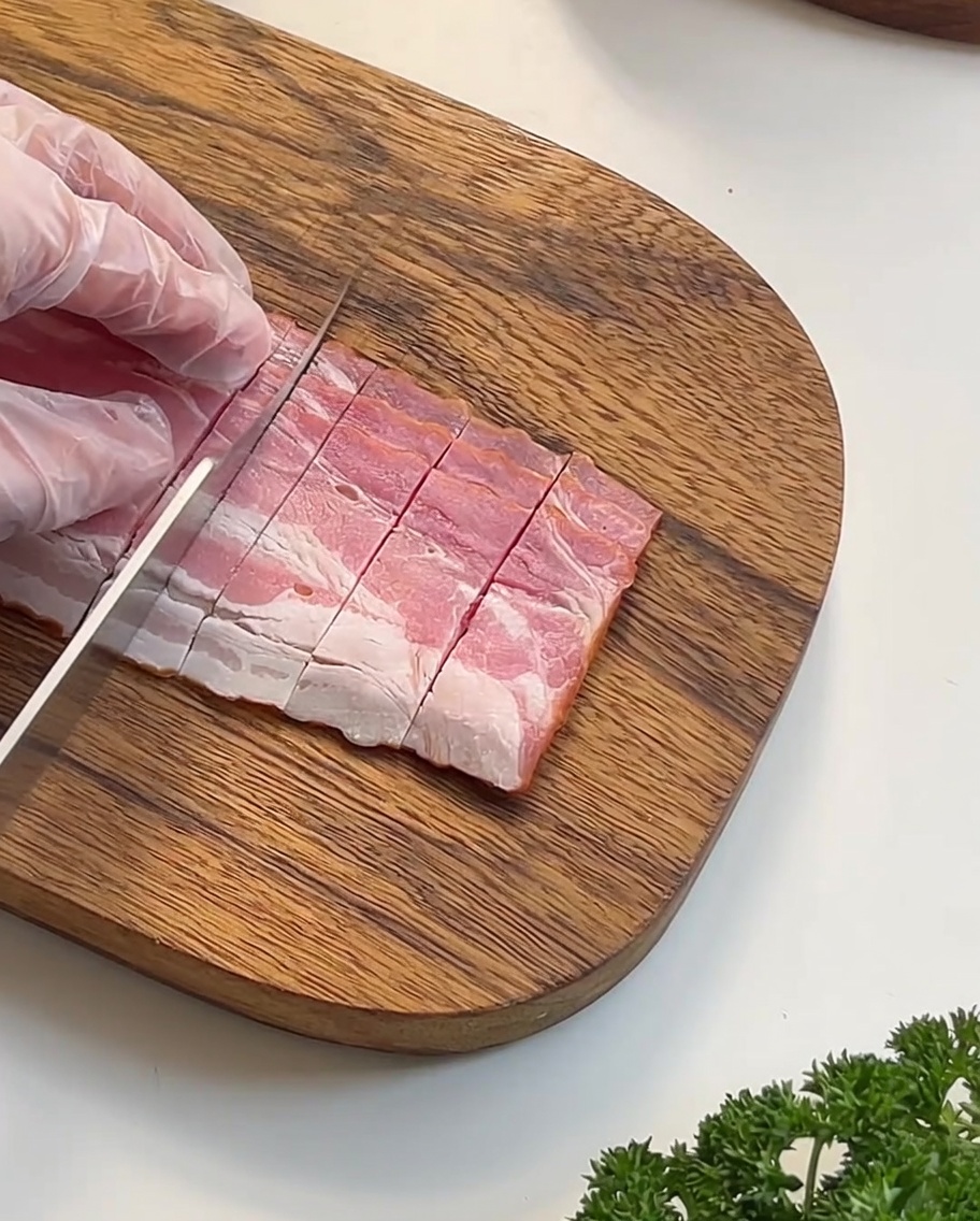 Una pagnotta croccante con la calotta superiore messa da parte, che mostra linterno scavato e pronto per la zuppa.