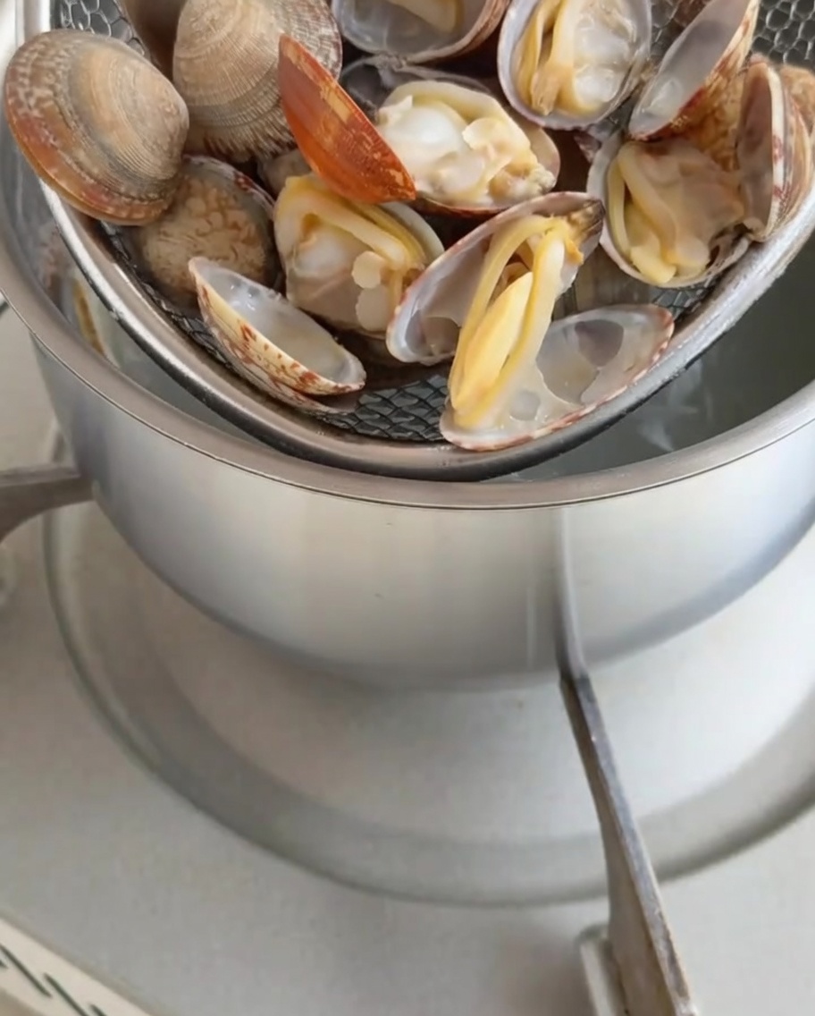 Molluschi cotti appena estratti dai loro gusci.