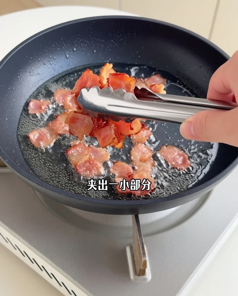 Pancetta croccante dorata prelevata dalla padella con delle pinze da cucina.