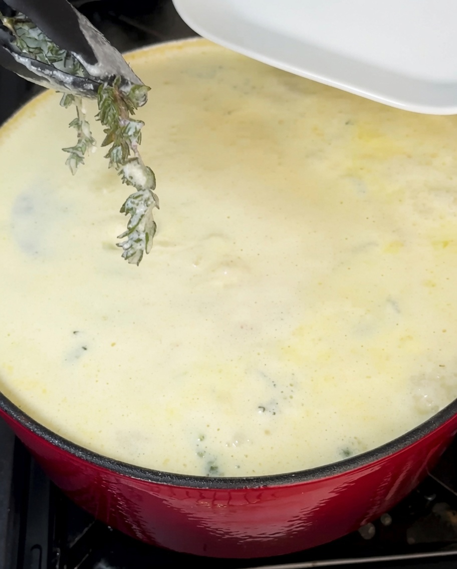 Erba cipollina fresca tritata mescolata nella cremosa zuppa di vongole.