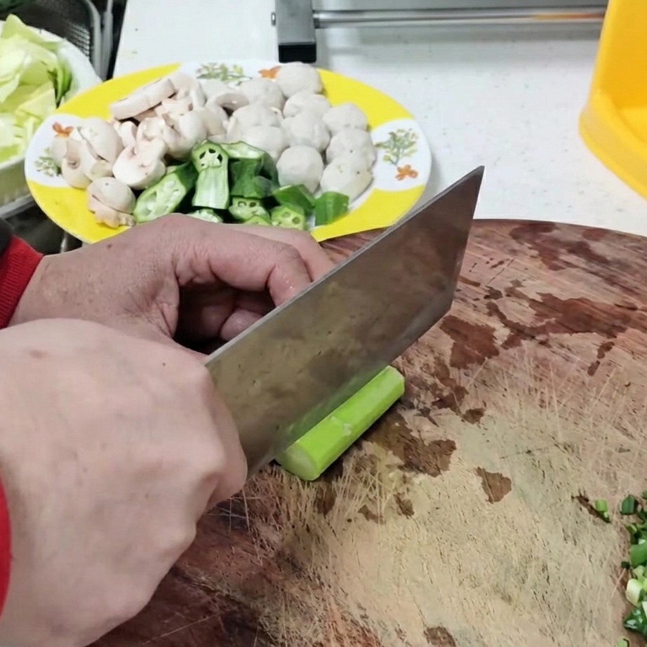 Fettine di germogli di bambù freschi pronti per la zuppa.