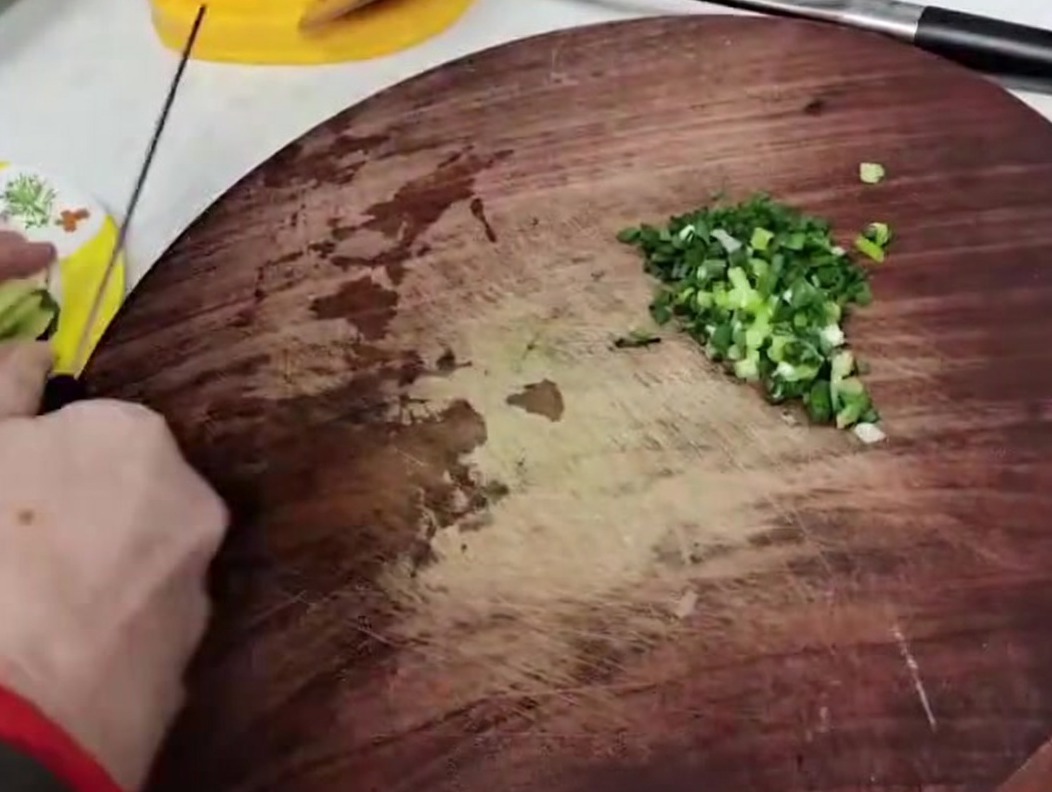 Gambi di bambù tagliati in segmenti uniformi su un tagliere.