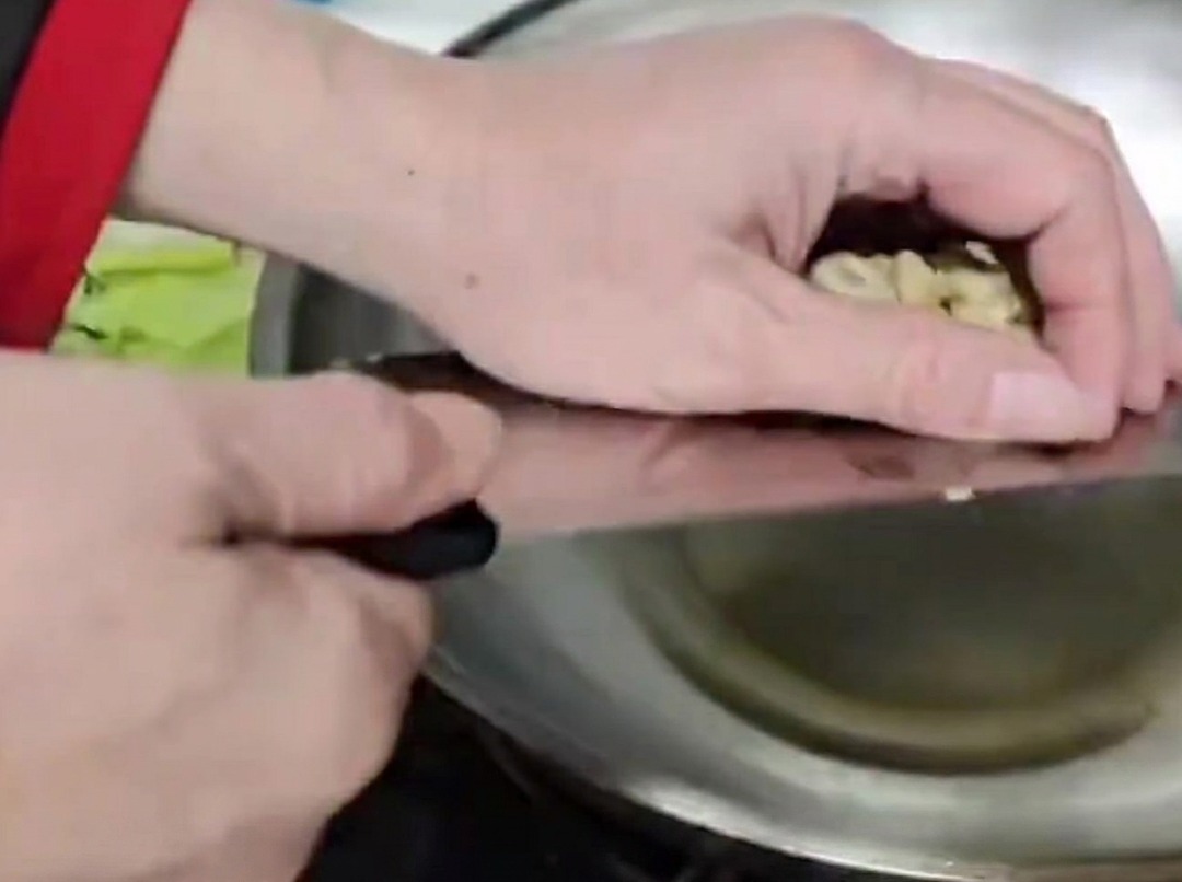 Gambi di bambù saltati in un wok caldo con olio.