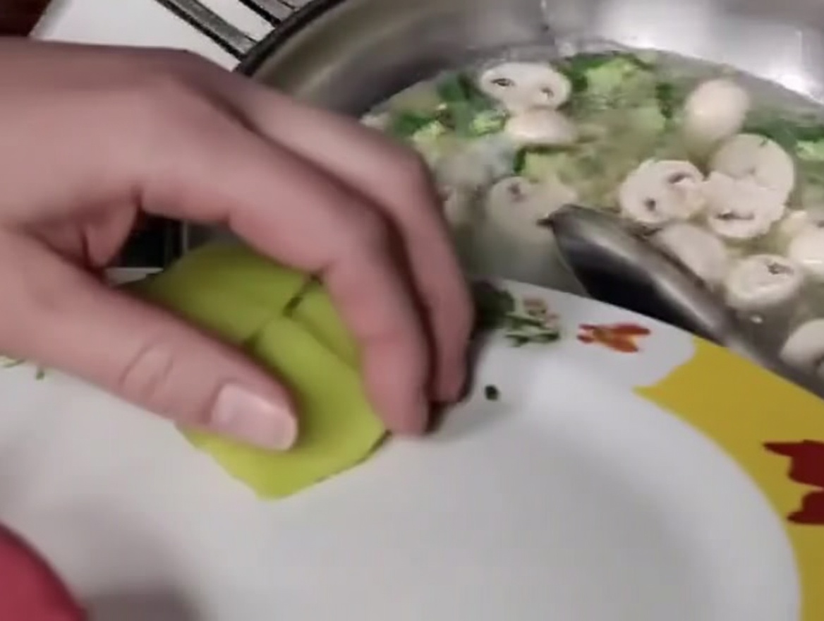 Fette di bambù aggiunte al mix di polpette, funghi e okra.