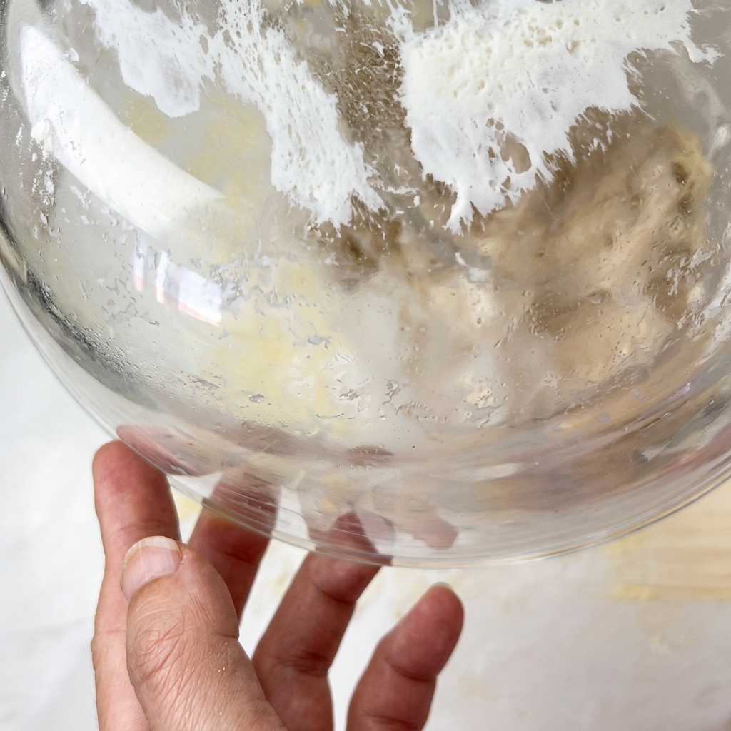 Impasto lievitato su un piano di lavoro infarinato.