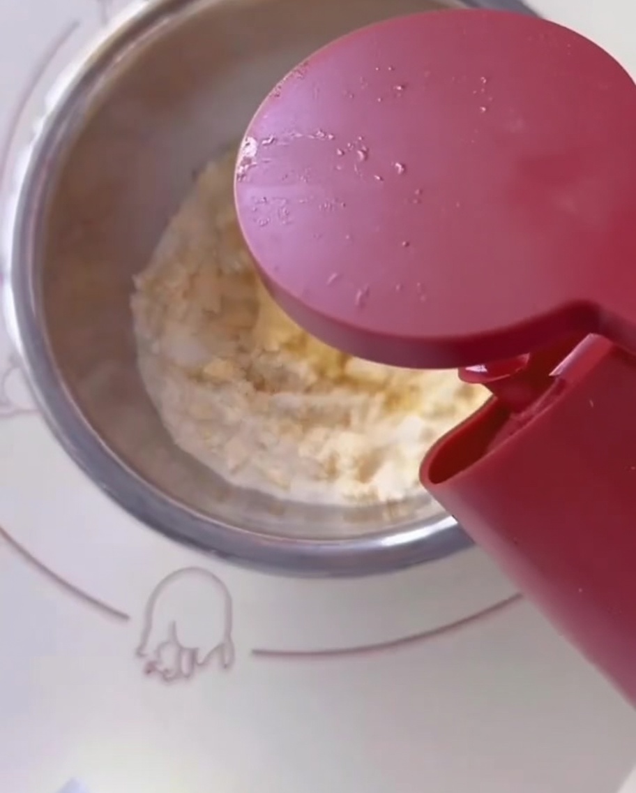 Olio versato nella ciotola con farina e uovo.