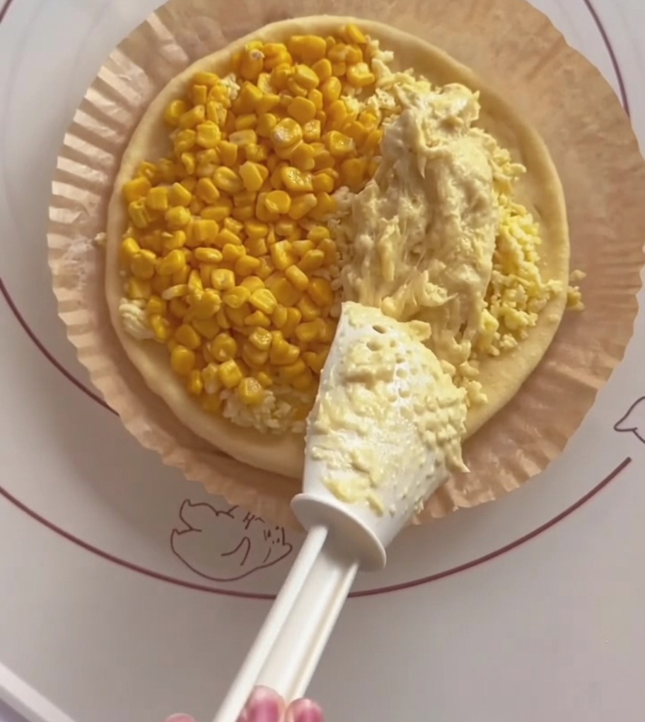 Spatola che spalma la crema di durian sullaltra metà.