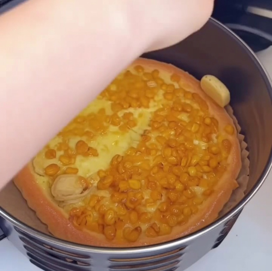 Pennello che applica olio sui bordi della crosta.