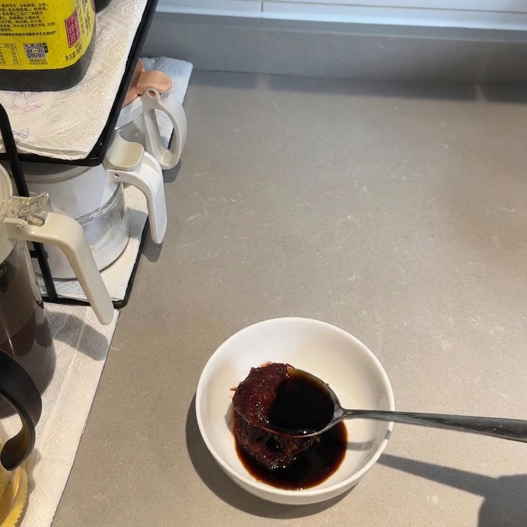 Primo piano della ciotola con la salsa che mostra laggiunta di condimenti come salsa di ostriche, vino da cucina e zucchero sopra la pasta di peperoncino.
