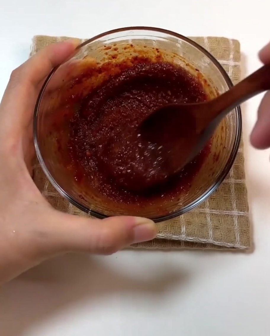 Salsa e spicchi daglio interi aggiunti alla pancetta cotta.