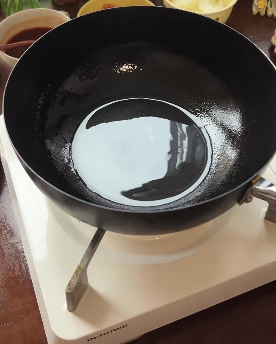 Fettine di manzo fresche rosolate in una padella calda con olio fino a doratura.