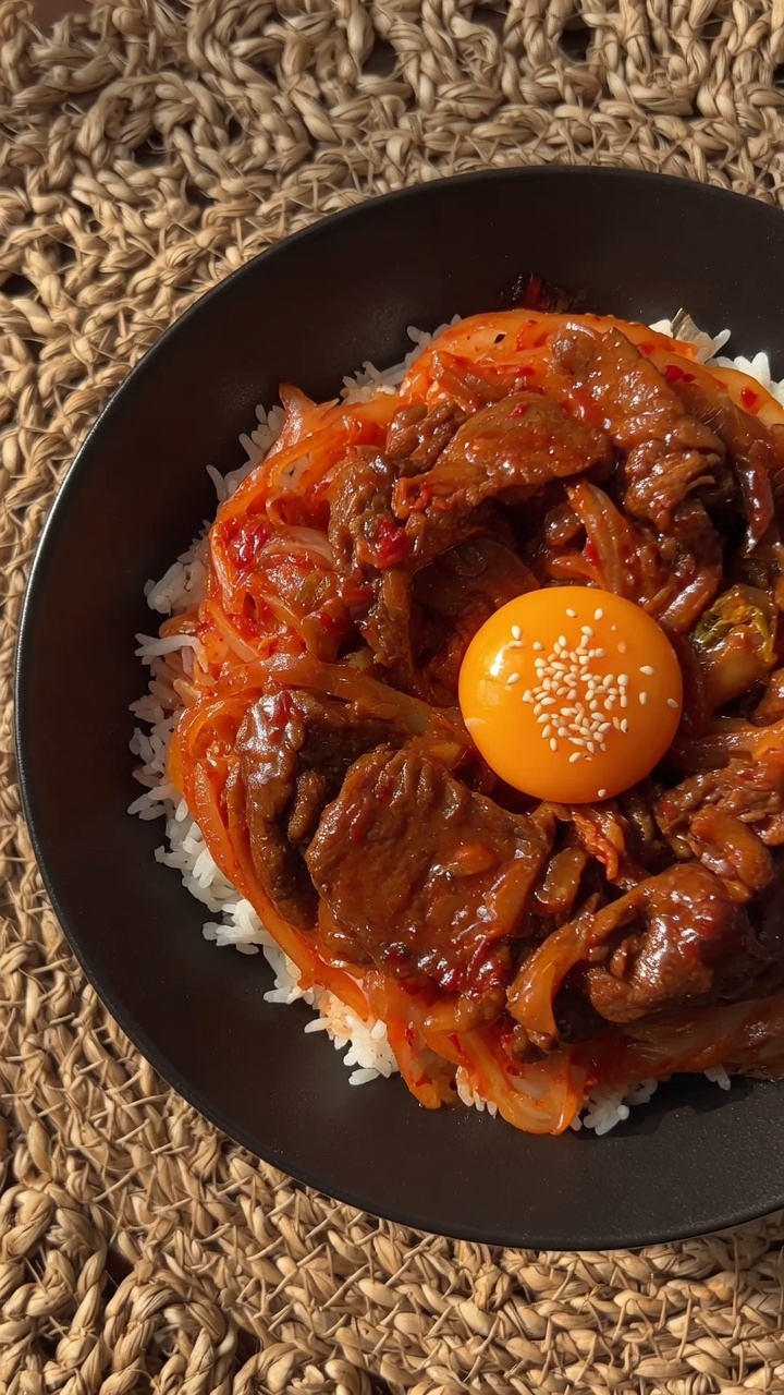 Bowl di Riso con Manzo e Kimchi