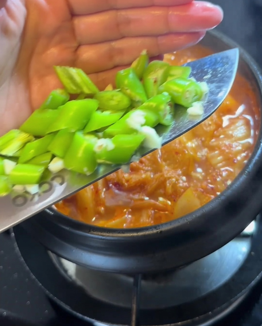 Pezzi di peperoncino verde fresco aggiunti allo stufato.