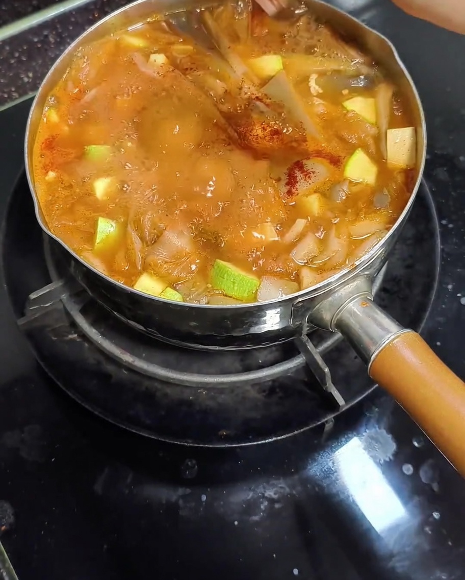 Paprika dolce in polvere cosparsa sullo stufato.