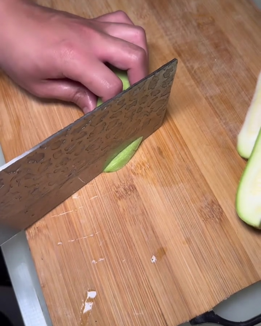 Fette di zucchina fresca pronte per essere aggiunte.