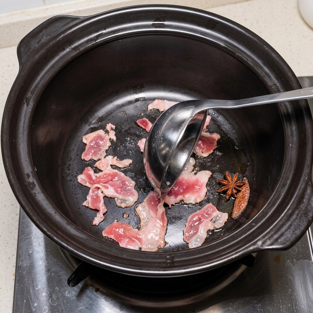 Pancetta che rosola nella pentola di pietra.