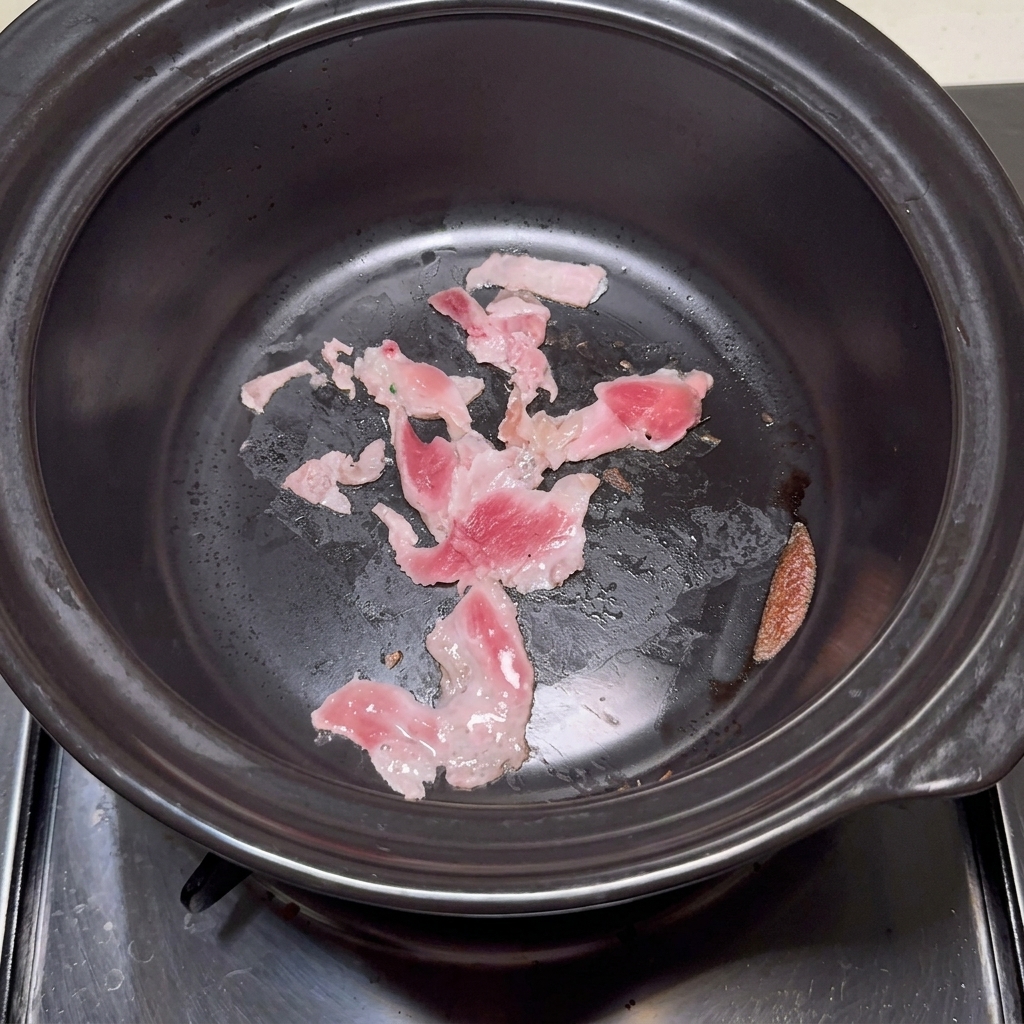 Acqua versata nella pentola con il maiale.
